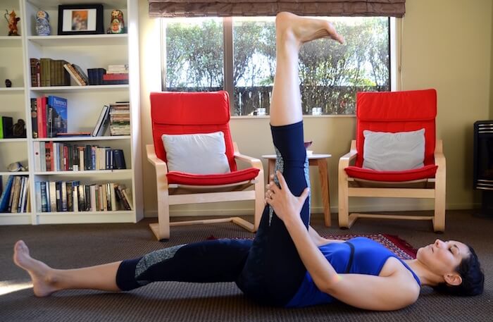 5 STRETCHES TO START YOUR DAY (ANYONE CAN DO IT!) - Project Wellness Now